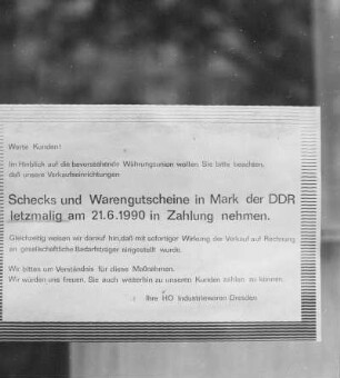 Dresden vor der Währungsumstellung im Juni 1990. Türaushang an einer HO-Verkaufstelle zur Annahme von Schecks und Warengutscheinen