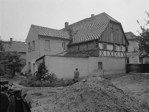 Wohnhaus : Wohnhaus mit Andreaskreuzen und Anbauten. 1. H. 19. Jh.