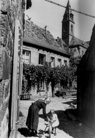 Ortsgemeinde St. Martin im Landkreis Südliche Weinstraße in Rheinland-Pfalz. Stadtansicht mit historischer Bebauung. Im Hintergrund die kahtolische Kirche St. Martin.