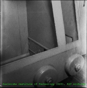 Detail einer Glovebox am Kernforschungszentrum Karlsruhe (KfK)