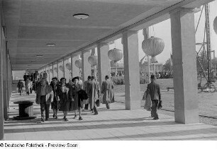 Besucher vor der Messehalle der Volksrepublik China