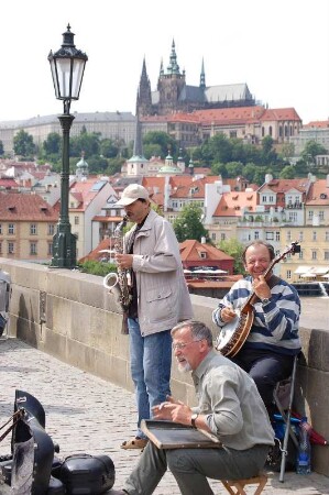 Jazz-Musiker auf der Karlsbrücke vor der Kulisse der Burg Hradschin