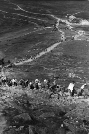 Schneekoppe: Massen ersteigen die Koppe, von oben