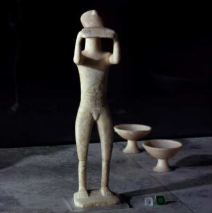 Syrinxspieler : Karlsruhe, Badisches Landesmuseum. Syrinxspieler, Herkunft unbekannt, frühkykladisch I-II, Marmor, Höhe: 34 cm.