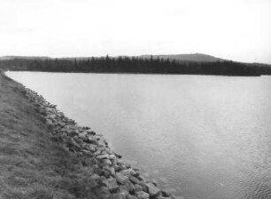 Osterzgebirge. Großer Galgenteich. Blick nach Süden zum Kahleberg (905 m)