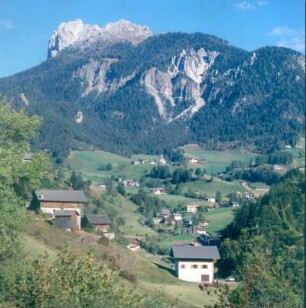 St. Peter. Blick von der über dem Ort stehenden Pestsäule auf das obere Villnösstal mit St. Magdalena