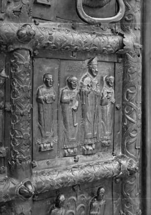 Bronzetür — Linker Flügel mit Darstellungen aus dem Alten und Neuen Testament — 5. Reihe von oben: Heimsuchung, Flucht nach Ägypten und Bischof Alexander von Płock mit Diakonen — Bischof Alexander von