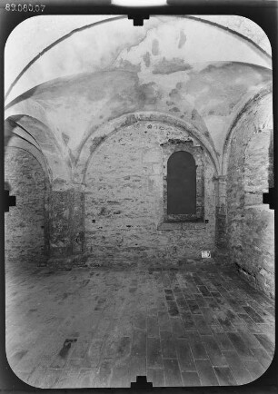 Ermsleben (Falkenstein/Harz-Ermsleben). Konradsburg (um 1200). Krypta. Inneres