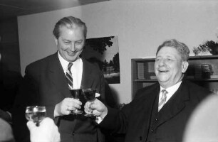 Freiburg: Landratsamt; Pressekonferenz mit Ministerpräsident Dr. Georg Kiesinger; Kiesinger, Dichtel stoßen an