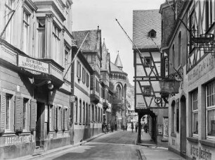 Blick in die Oberstraße in Bacharach mit Weinstube Apostelhofkeller und Apsis von St. Peter
