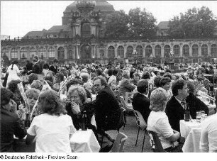 Dresden-Altstadt. Zwingerball im Zwingerhof. Blick über Gäste gegen das Kronentor