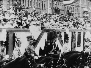 Königsparade anläßlich des Geburtstages Friedrich August III. von Sachsen (Szene aus einem Dokumentarfilm)