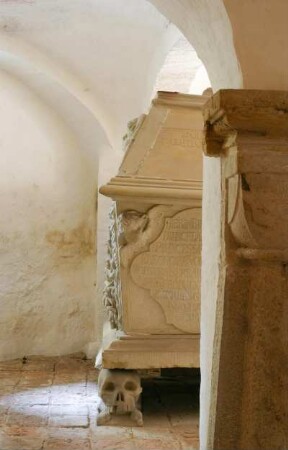 Deutschland. Niedersachsen. Rastede. Sankt Ulrich Kirche von 1059. Krypta. Detail Sarkophag