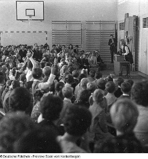 Schulen (Schuleinführung, Wahlveranstaltung, Apell, prominente Besucher, Veranstaltung, Konzert, Häuser, Kegeln, Skulptur, ...)