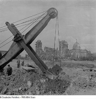 Dresden. Ausheben von Erdreich mit Baggerlöffel für die Bebauung der Nordseite der Ernst-Thälmann-Straße