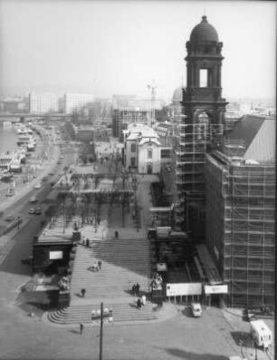 Dresden-Altstadt. Brühlsche Terrasse mit eingerüstetem Ständehaus (1901-1906, P. Wallot), Sekundogenitur (1896-1897, G. Frölich) und eingerüstetem Gebäude der Hochschule für Bildende Künste. Blick vom Turm der Kathedrale