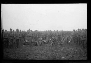 Nicht identifizierbare Gegend in Nordfrankreich oder Belgien: Soldaten mit Pickelhaube neben zusammengestellten Gewehren auf einem Feldacker bei einer "Rast" (Distanzaufnahme)