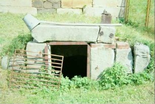 verfallener Schöpfbrunnen, der "Kübel" genannt, Ortsmitte