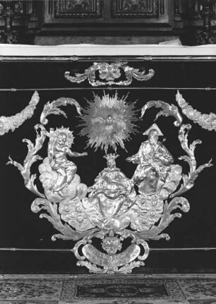 Antependium mit Reliefs der Marienkrönung und der heiligen Bernward und Godehard — Marienkrönung