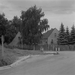 Zweiseithof (A. 19. Jh.). Nebengebäude und Wohnstallhaus : Pirna-Graupa, Lindengrundstraße 2. Zweiseithof (A. 19. Jh.). Nebengebäude und Wohnstallhaus. Straßenansicht von Norden