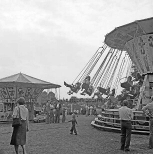 Hamfelde: Amtsfeuerwehrfest und 50-jähriges Jubiläum der Freiwilligen Feuerwehr Hamfelde: Festplatz mit Karussells
