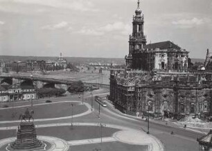 Dresden-Altstadt. Theaterplatz mit Reiterdenkmal König Johanns. Blick vom Dach der Gemäldegalerie gegen Augustusbrücke und zerstörte Hofkirche