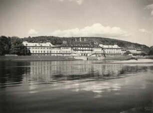 Dresden-Pillnitz, Schloss Pillnitz. Blick vom linken Ufer über die Elbe gegen Borsberghöhen