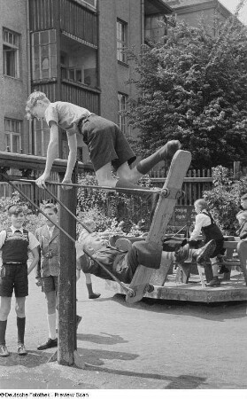 Kinder auf einem Spielplatz