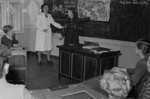 Lehrer und Schüler beim Unterricht in der Gehörlosen-Schule Güstrow : Unterrichtsszenen, Stadtansichten von Güstrow, Landschaft und Schloss