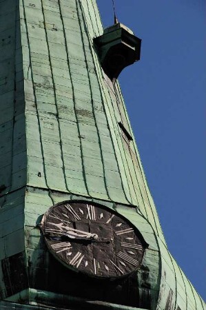 Turmuhr : Detailansicht des Turmes der Jakobikirche. Aufgenommen im Juni 2008. Foto Uwe Gerig