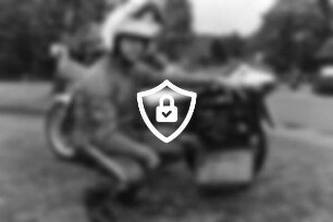 Autobahnparkplatz: Polizeihauptmeister [Name maskiert] präsentiert Videoüberwachungstechnik an seinem Dienstmotorrad