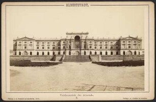 Albertstadt. Vorderansicht des Arsenals : Albertstadt. Vorderansicht des Arsenals. Aus: Albertstadt. Sämmtliche Militärbauten in Dresden. 18 Photographien nach der Natur nebst Übersichtsplan. Verlag Adolf Gutbier, Dresden, 1880, Blatt 8, Carte Cabinet. Verwalter: SLUB Dresden Hist.Sax.G.573 m