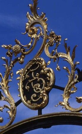 Bratislava - Schmuckgitter : Schmuckgitter am Zaun des Präsidentenpalastes. Aufgenommen im Zentrum der slowakischen Hauptstadt Bratislava 2001