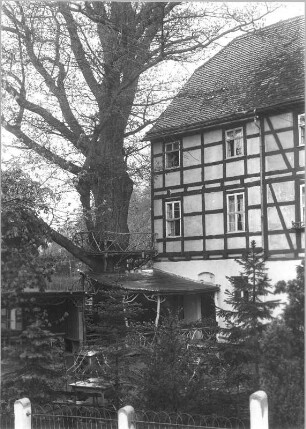 Bad Marienborn (Schmeckwitz). Landheim? Teilansicht Straßenseite mit Eingang. Fotografie (Negativabzug auf Papier) von Ursula Richter, um 1925