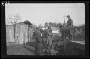 Odobești (=Rumänien): Soldaten und eine rumänische Frau an einer kleinen stabilen Holzbrücke (Seitansicht, Distanzaufnahme)