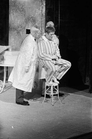 Szenenbilder aus "Der brave Soldat Schwejk", Oper von Robert Kurka nach Jaroslav Hašek mit Libretto von Abel Meeropol (Lewis Allan). Komische Oper Berlin, 05.03.1960 (Erstaufführung 06.03.1960) : Mit Werner Enders als Schwejk
