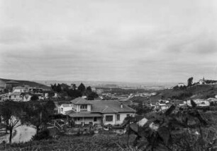 Über der Stadt : Blick über die Häuser und Dächer einer brasilianischen Stadt von einem Hügel aus. Möglicherweise São Paulo.
