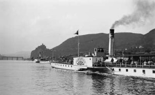 Elbedampfer John Penn : Personen-Seitenraddampfer "John Penn" (1864, Werft Blasewitz) von und "Tetschen" (1892, Werft Blasewitz) in der Schleuse am Schreckenstein (Strekov)
