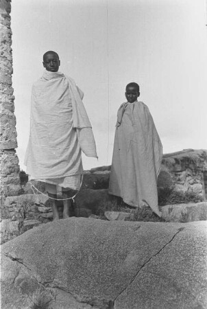 Priester des Klosters auf dem Monte Bizen (Ost- und Südafrikaexpedition Troll-Wien 1933-1934)