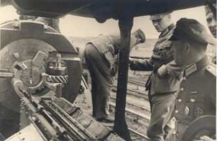 Drei Soldaten an der Ladevorrichtung eines Geschützes (Detail)