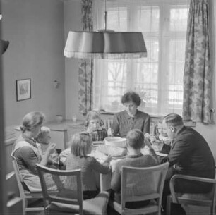 Familie beim Essen, wohl Familie von Gremmlers Verleger Hans A. Keune in Berlin