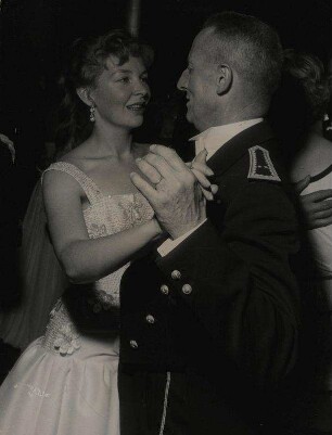 [Odile Versois und General de Brigade Gèze im Maison de France
