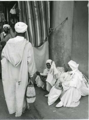 Straßenszene in Nordafrika : Frauen am Straßenrand in der marokkanischen Stadt Fès.