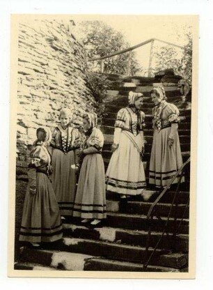 Käthchen von Heilbronn und ihre vier Ehrendamen auf der Treppe zum Wartbergturm (von links nach rechts): Erika Gehring, Erika Landerer, Elisabeth Weingand, Ilse Hopfengärtner (Käthchen), Margarete Meyle