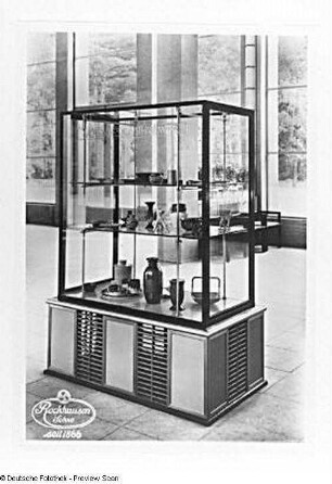 Vitrine der Firma Ernst Rockhausen Söhne, Waldheim/Sachsen in einem Ausstellungssaal