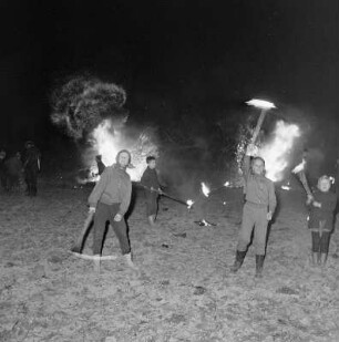 Hexenbrennen in Ostro : Chodojtypalenje we Wotrowje : Ostro / Wotrow
