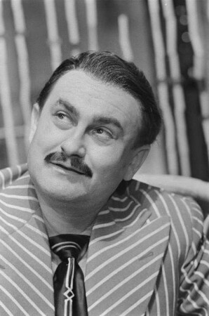 Szenenbilder aus "Lügen haben lange Beine" von Eduardo de Filippo mit Musik von Günter Hauk (Regie: Werner Schulz-Wittan, Ausstattung: Dieter Berge). Maxim-Gorki-Theater Berlin, 21.02.1958 (Premiere am 25.02.1958) : Mit Lotte Loebinger als Carmela, Evamaria Bath als Olga, Ruth Kommerell als Constanza, Eva-Maria Hagen als Angelina, Heinz Scholz als Libero, Wilhelm Gröhl als Benedetto, Walter Jupé als Guglielmo, Hermann Dieckhoff als Roberto, Hildegard Röder als Graziella, Friedel Nowack als Christina, Wolfgang Hübner als erster Sohn u. a.