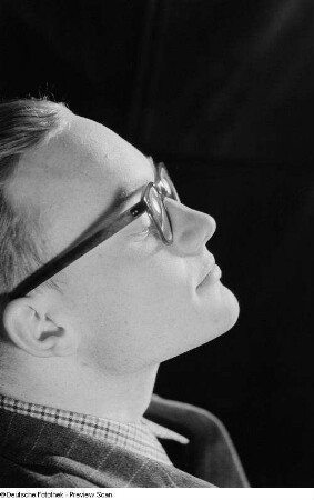 Porträt eines Mannes (Reiner) im Profil mit Brille