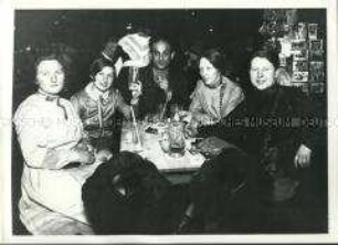Etkar André und Martha Berg-André mit Krankenschwestern im Gasthaus "Bräurösel"