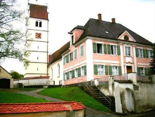 Ansicht von Westen mit Kirche (Kirchturm mit Schlitzscharten und Satteldach) sowie am Kirchhof angebautem Barockem Pfarrhaus